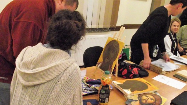 Uczestnicy Chełmskiej Akademii Ikony uczą się pisania ikon.