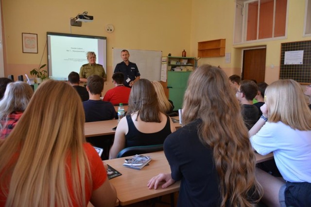 Spotkanie funkcjonariuszy policji i straży granicznej z młodzieżą oraz dyskusja na temat handlu ludźmi.