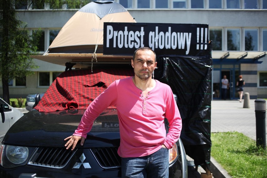Protest przed urzędem skarbowym na ul. Wadowickiej.

–...