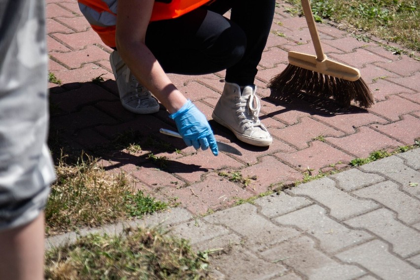 Mieszkańcy z niepokojem przyglądają się temu, co robi...