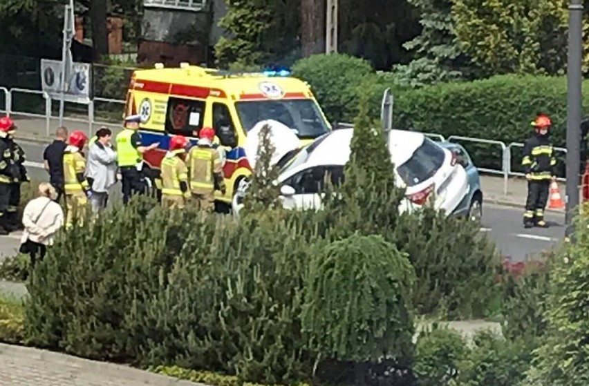 Niecodzienny wypadek w Katowicach. Osobówka... wjechała na osobówkę - zobacz ZDJĘCIA