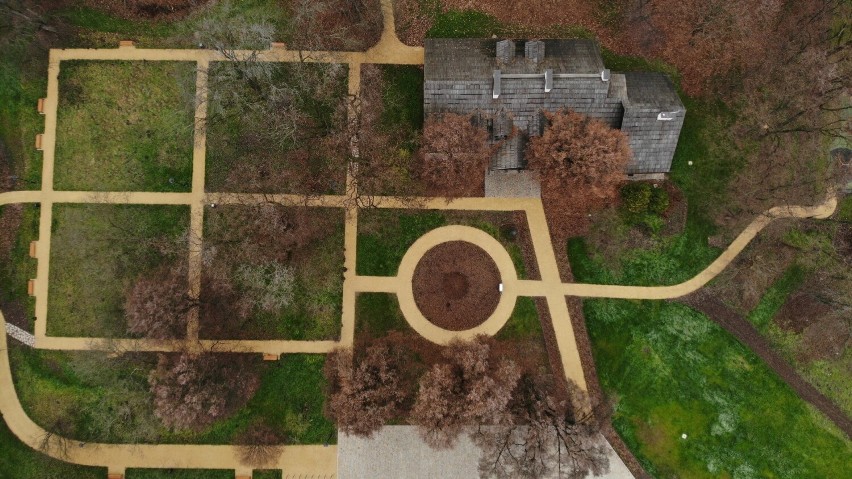 Kraków. Park wokół Dworku Matejki w Krzesławicach odzyskał blask. To miejsce zachwyca 