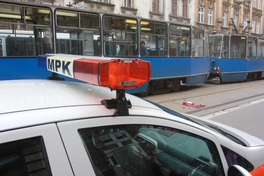 Kraków: wypadek na Starowiślnej. Tramwaj potrącił pieszego [ZDJĘCIA]