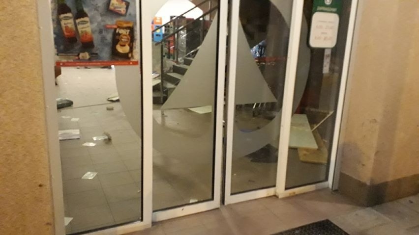 Złodzieje okradli bankomat PKO przy sklepie SPAR w Łagowie...