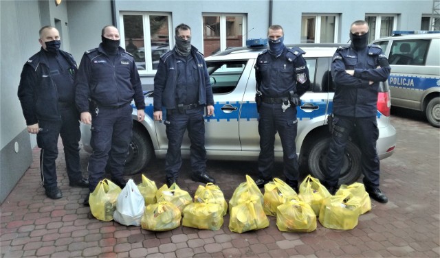 Policjanci z Wolbromia przygotowali paczki świąteczne dla najbardziej potrzebujących rodzin w gminiach Wolbrom i Trzyciąż.