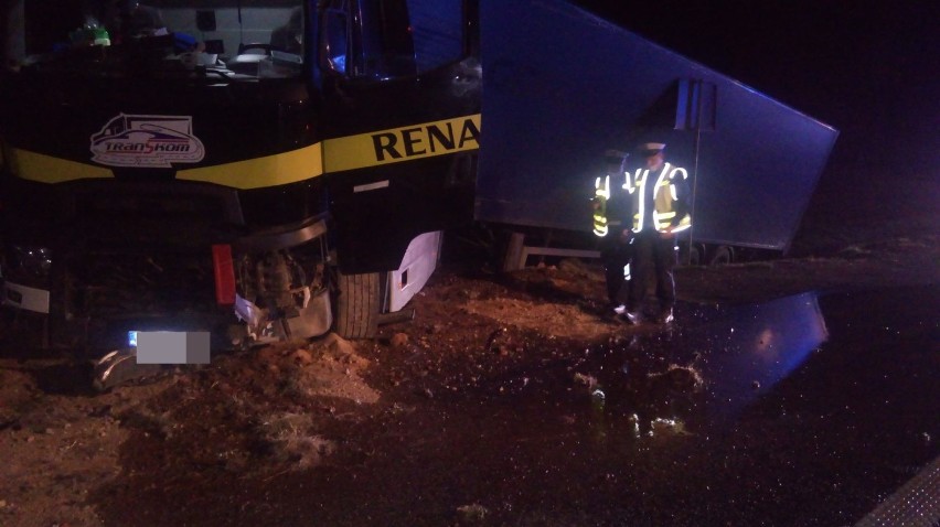 Wypadek ciężarówki na autostradzie A1. Renault uderzył w bariery [zdjęcia]
