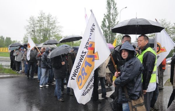 Pracownicy Dalki Łódź protestowali w poniedziałek od godz. 6 do 8 rano przed EC4 na Widzewie