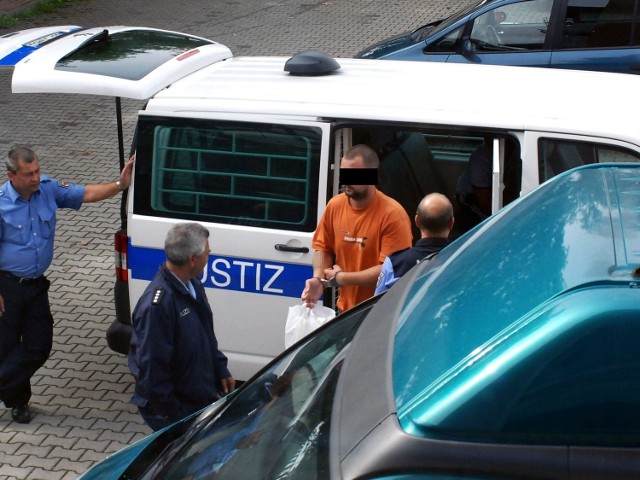 Do zdarzenia doszło 2 lata temu, dokładnie 17 sierpnia 2010r. Wtedy w Bydgoszczy na ul. Gdańskiej dotkliwie został pobity mężczyzna, który w wyniku odniesionych obrażeń zmarł. Na podstawie zeznań świadków funkcjonariusze wytypowali do sprawy 33-letniego bydgoszczanina. Niestety, wtedy nie udało się go zatrzymać. Podejrzewany o przestępstwo zapadł się jak &#8222;kamień w wodę&#8221;. Ustaleniem jego miejsca pobytu  zajęli się kryminalni z komendy wojewódzkiej w Bydgoszczy. Mężczyzna poszukiwany był początkowo na podstawie listu gończego, a od października ubiegłego roku Europejskim Nakazem Aresztowania. Funkcjonariusze wpadli na jego trop w sierpniu. Kryminalni ustalili, że poszukiwany 33-latek przebywa na terenie Niemiec. Dzięki zaangażowaniu i doskonałej  współpracy policjantów z Wydziału Poszukiwań i Identyfikacji Osób KGP, komendy wojewódzkiej w Bydgoszczy oraz mundurowych z Niemiec sprawa bardzo szybko znalazła swój finał.