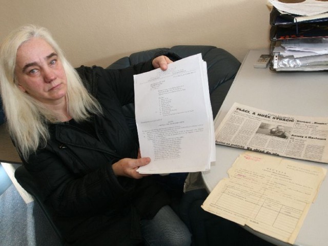 Hanna Fiuk z Kielc pokazuje plik dokumentów, które są związane ze sprawą odnośnie jej mieszkania. Kobieta boi się, że niedługo może spotkać ją eksmisja.