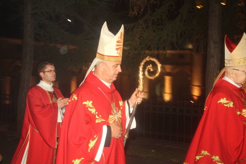 Krzyż papieski Jana Pawła II uroczyście wprowadzony do kieleckiej katedry