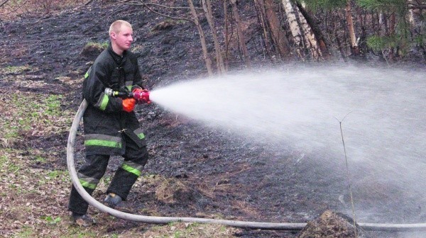 W dolinie Popradu strażacy codziennie wyjeżdżają do gaszenia - podalonych ludzką ręką - łąk oraz lasów