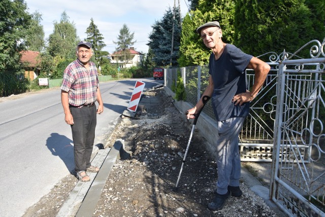 Stanisław Grzymek i Zdzisław Chłoń są oburzeni, że drogowcy planują rozebrać ogrodzenia na ich posesjach. Ich zdaniem drogę można było poszerzyć z drugiej strony