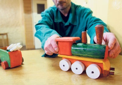 Osadzeni sami wykonują drewniane zabawki, którymi potem bawią się ich dzieci