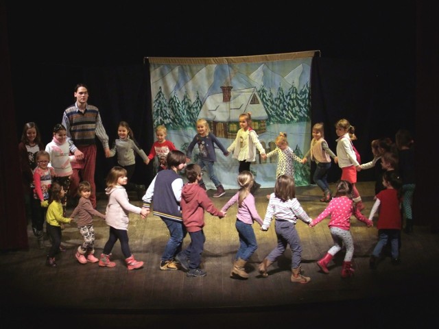 Aktorzy  angażowali siedzące na widowni dzieci do udziału w spektaklu, do współtworzenia akcji.