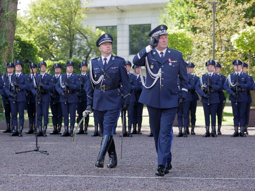 Święto Policji w tym roku skromniejsze niż zwykle. Powodem pandemia. Nie zabrakło awansów i odznaczeń