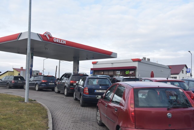 Od momentu obniżenia cen w Polsce, Czesi szturmują przygraniczne stacje paliw.