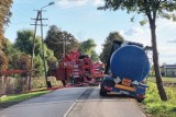 Gmina Sadlinki. Ciężarówka przewożąca kwas azotowy niebezpiecznie zsunęła się z drogi w Bronisławowie. Akcja pomocy trwała ponad 5 godzin