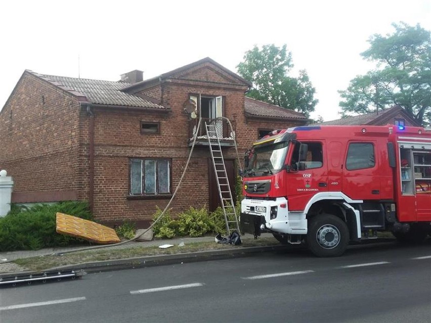 Pożar budynku mieszkalnego w powiecie włocławskim. Jedna osoba trafiła do szpitala [zdjęcia]