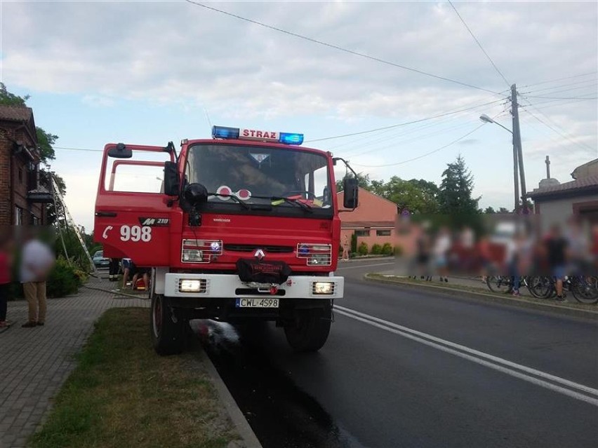 Pożar budynku mieszkalnego w powiecie włocławskim. Jedna osoba trafiła do szpitala [zdjęcia]