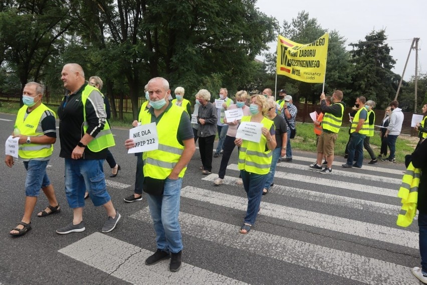 Blokowali ulicę Strykowską w Łodzi. Protest mieszkańców przeciw zmianom w planie zagospodarowania: nie chcą zamiany ich działek na rolnicze