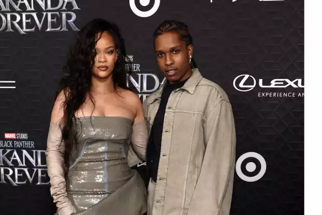 Rihanna jest celebrytką, która odnalazła się jako matka. Na zdjęciu: Rihanna i ASAP Rocky podczas premiery filmu „Czarna Pantera: Wakanda w moim sercu”, Los Angeles, Kalifornia, 26 października 2022 r.

 Aby zobaczyć sesję gwiazdy dla magazynu „Vogue”, zobacz kolejne slajdy, przesuwając zdjęcia w prawo lub w dół. W tym celu przesuwaj ekran palcem, naciśnij strzałkę lub przycisk NASTĘPNE