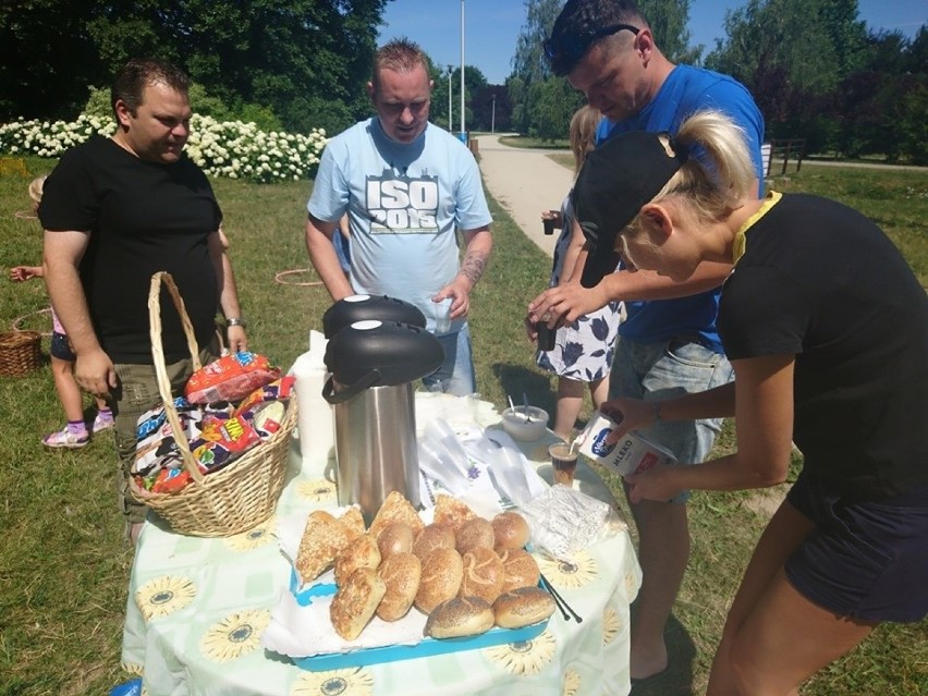 "Śniadanie na trawie" w Ostrowcu znów ściągnęło miłośników wspólnego piknikowania [ZDJĘCIA]