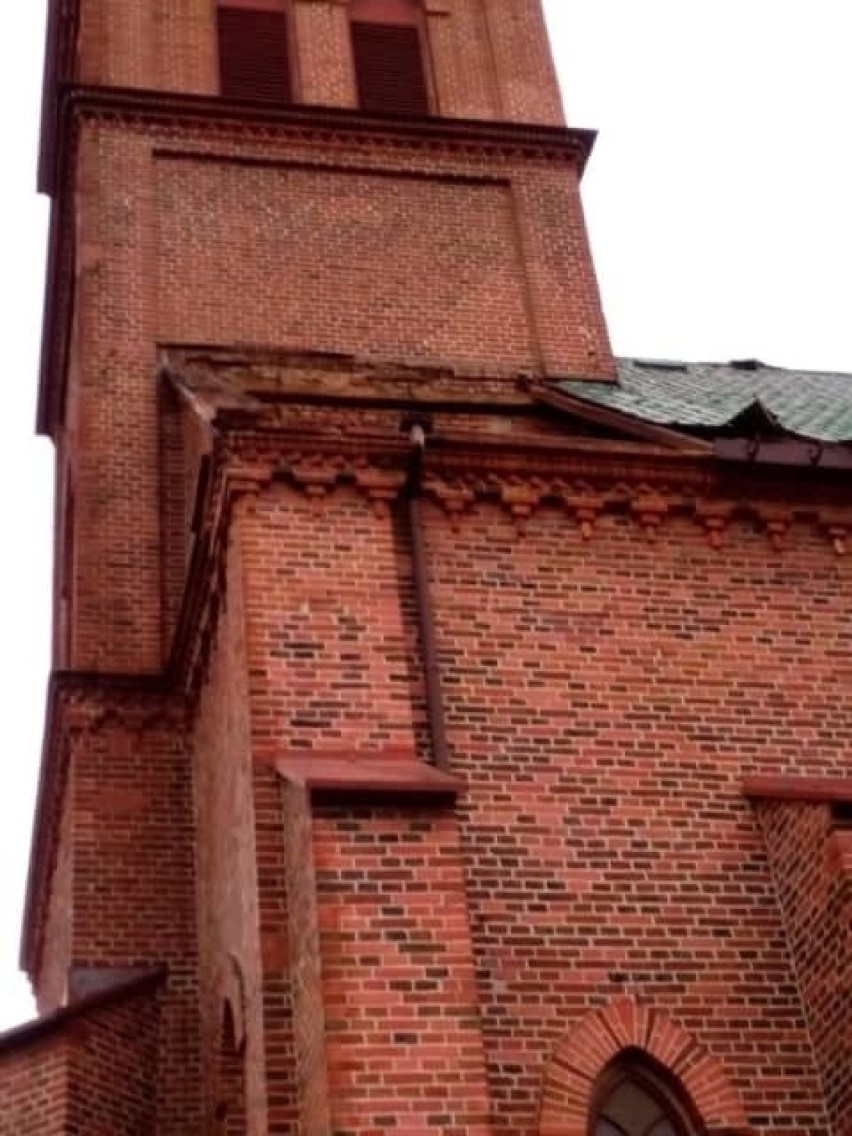 Uszkodzony dach kościoła w Piotrowicach w pow. oświęcimskim