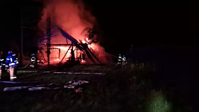 Dom w całości objęty był ogniem. Pozostały po nim jedynie zgliszcza.