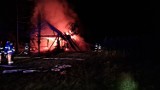 Pożar domu w Warysiu koło Borzęcina. Drewniany budynek płonął jak pochodnia. W akcji kilka zastępów straży pożarnej 