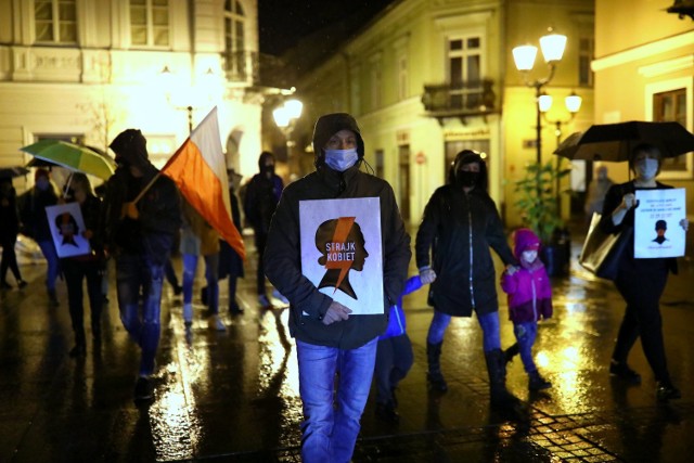 Strajk Kobiet, Piotrków 2020: Kilkadziesiąt osób protestowało na Rynku Trybunalskim 29.10. Policja spisywała za znicze