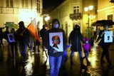 Strajk Kobiet, Piotrków 2020: Kilkadziesiąt osób protestowało na Rynku Trybunalskim 29.10. Policja spisywała za znicze [ZDJĘCIA, FILMY]