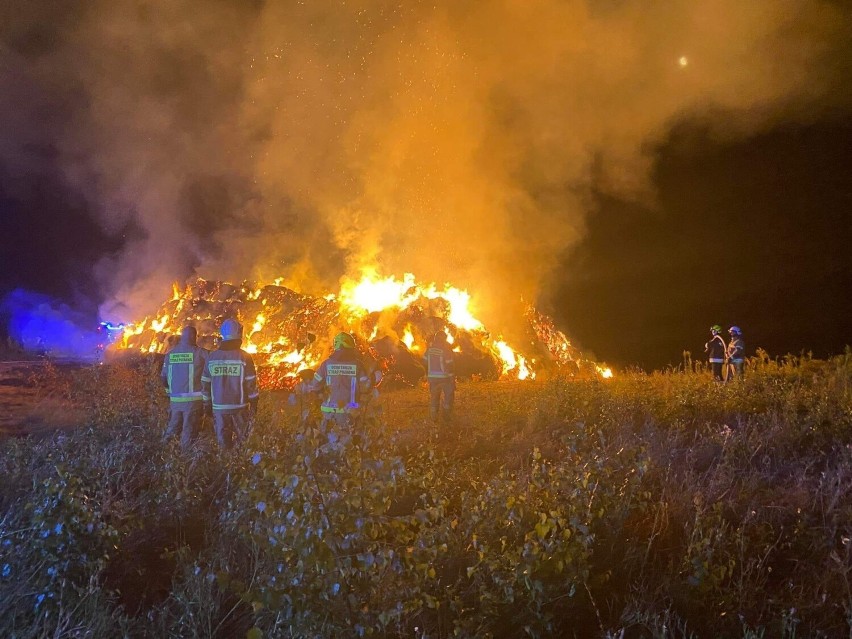Pożar dwóch stert słomy w gminie Chociwel. Spaliło się 600 balotów [ZDJĘCIA]