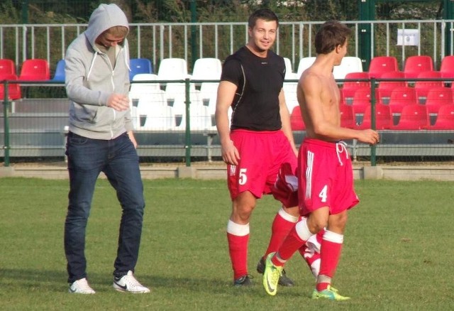 Po szlagierze w oświęcimskiej klasie A w obozie Soły II po remisie z Rajskiem 0:0 piłkarze w drodze do szatni jeszcze długo analizowali zmarnowane okazje bramkowe.