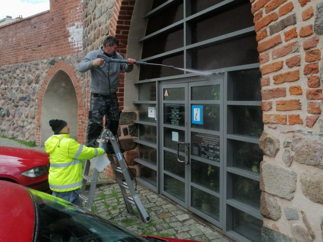 W środę myte były przeszklone ściany Centrum Informacji Kulturalnej i Turystycznej