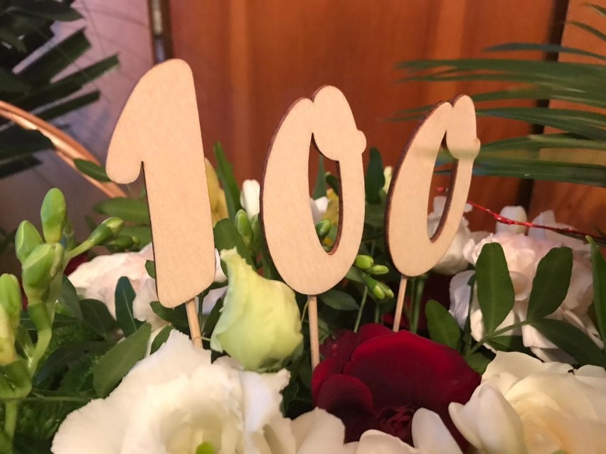 Regina Kogut z Żagania skończyła 100 lat! Był przepyszny tort, masa pięknych kwiatów i oczywiście wspaniałe życzenia