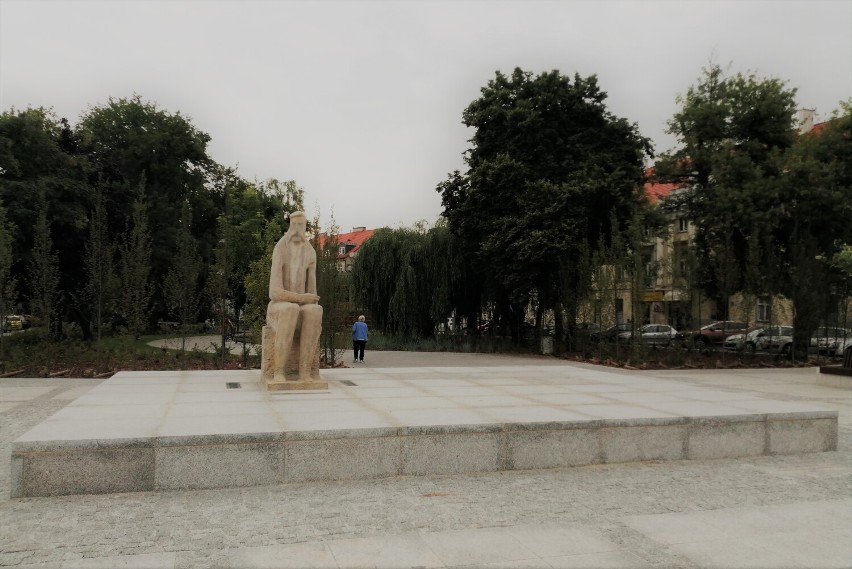 Pomnik Adama Asnyka w Kaliszu. Rzeźba została odsłonięta 61...