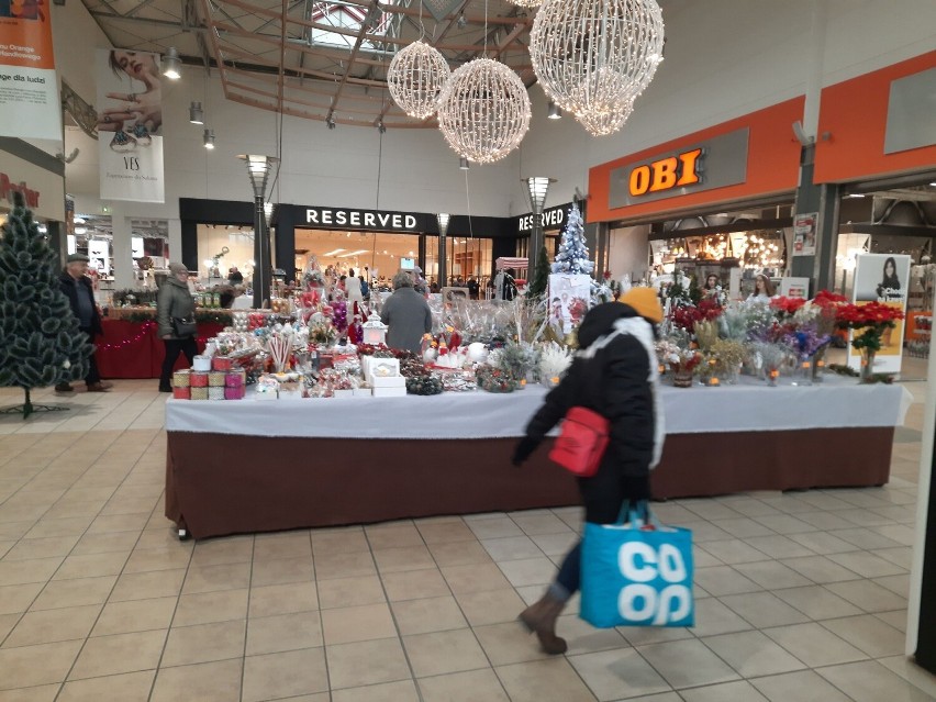 W Centrum Handlowym M1 w Radomiu panuje świąteczny nastrój. Są świąteczne dekoracje i gadżety, choinki, ozdoby