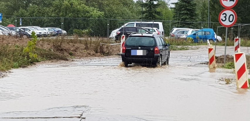 Potop na objeździe na Bugno. Niektórzy pchają się przez wiadukt [zdjęcia]
