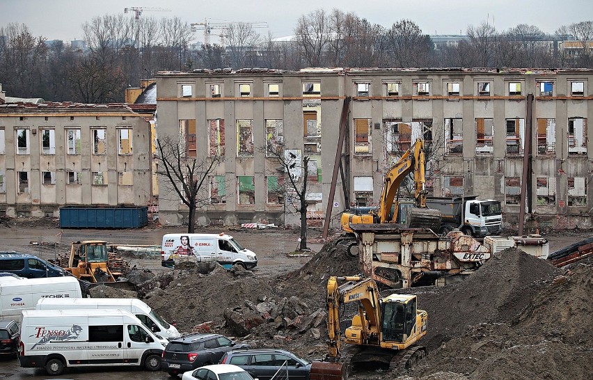 Wyburzanie dawnych budynków Polmosu przy ulicy Fabrycznej