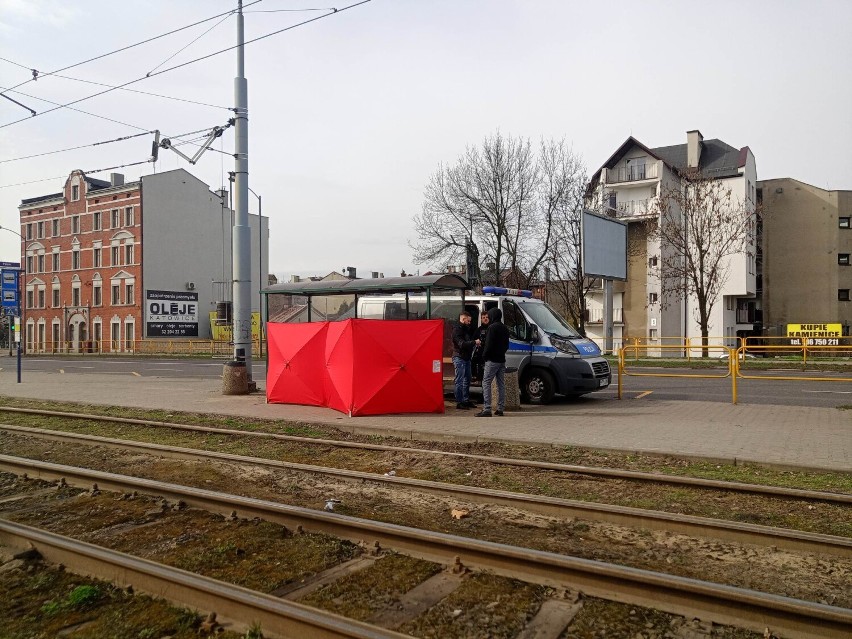 Służby pracują na przystanku, który znajduje się tuż obok...