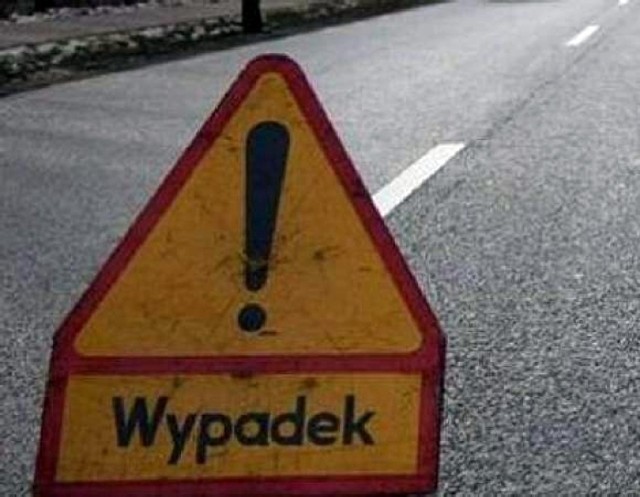 Uczestnik kolizji opowiada, że po zderzeniu się czterech aut na Szczecińskiej policja wystawiła znak z napisem "Wypadek".