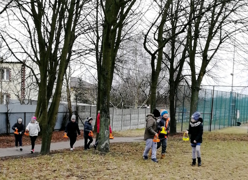Uczniowie SP nr 1 w Gniewkowie w pogoni za wielkanocnym zającem 