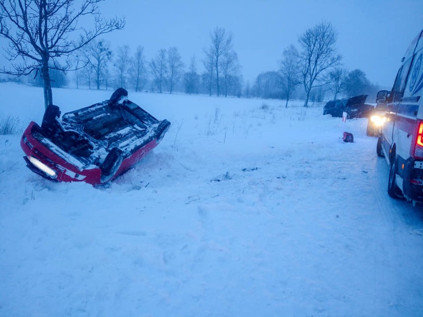 Od rana niebezpiecznie na drogach. Chevrolet wpadł w poślizg i dachował  