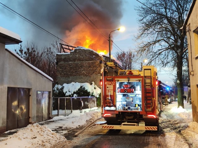 Podczas akcji ratowniczej strażacy znaleźli zwęglone zwłoki mężczyzny.