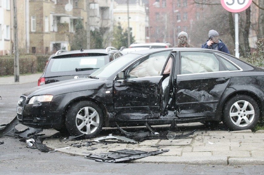 Wypadek na ulicy Artyleryjskiej w Legnicy [ZDJĘCIA]
