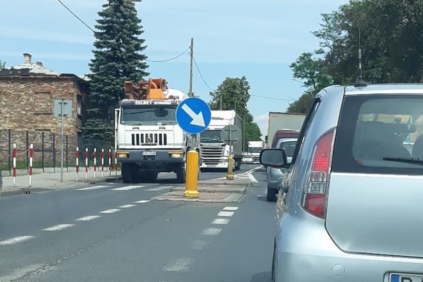 Paraliż drogowy w Jaśle. Po kolizji kilku pojazdów ruch na wylotówce w kierunku Gorlic wciąż odbywa się wahadłowo [ZDJĘCIA]