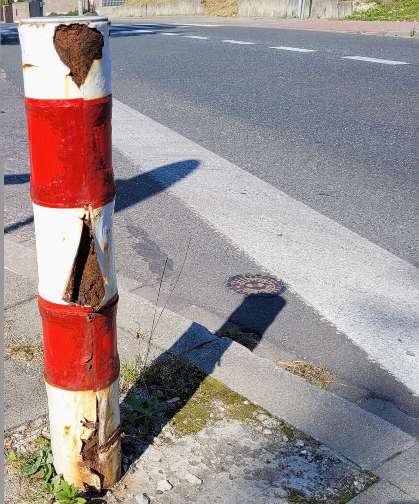 W Krakowie wiele słupków ulicznych zardzewiało – rozpadające się konstrukcje fatalnie wyglądają i stanowią zagrożenie dla przechodniów