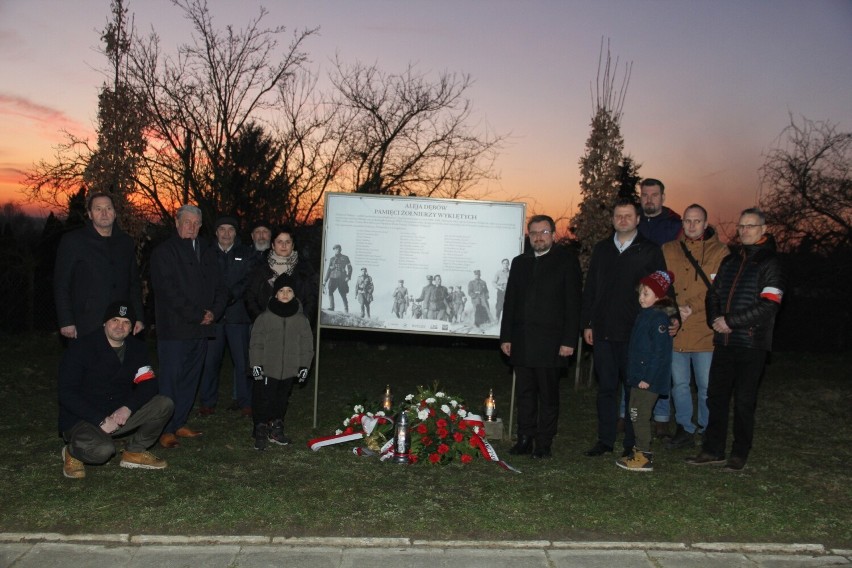 Obchody Narodowego Dnia Pamięci Żołnierzy Wyklętych w Brzezinach. Znicze i kwiaty w symbolicznych miejscach