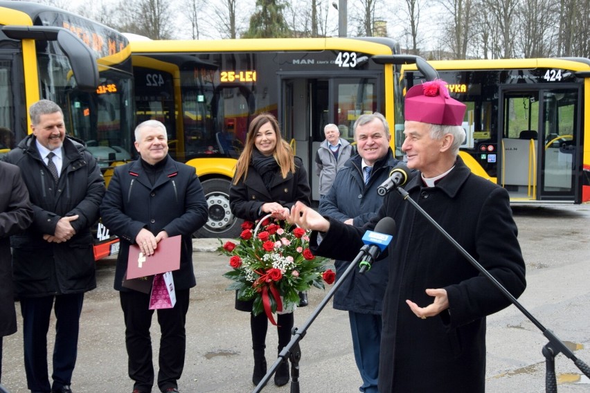 Osiem nowych autobusów wyjedzie na ulice Kielc i powiatu już w poniedziałek. Miejskie Przedsiębiorstwo Komunikacji przekazało je do użytku
