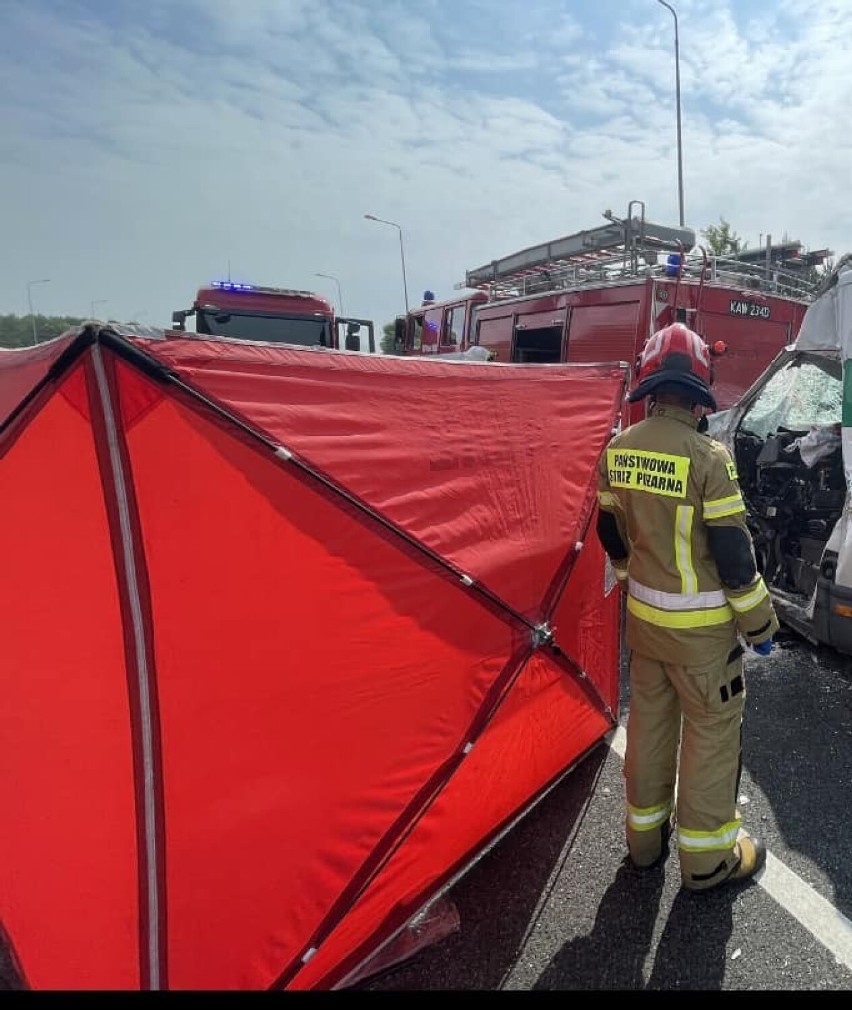 Koszmarny wypadek na S1 w Mierzęcicach. Dostawczak wbił się w wóz strażacki OSP. Dwie osoby nie żyją! Droga była zablokowana